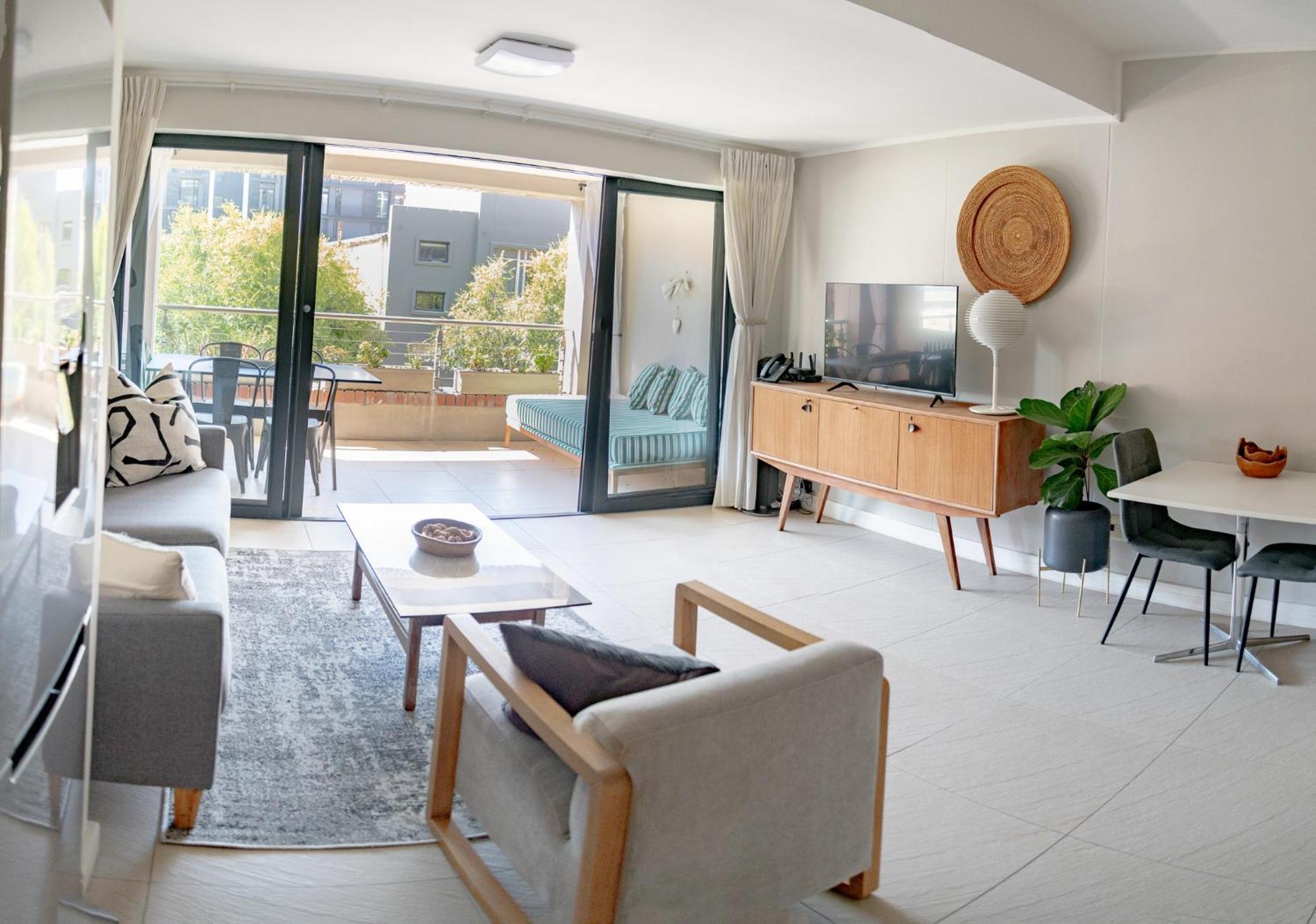 Stylish With Large, Covered Balcony In De Waterkant Appartement