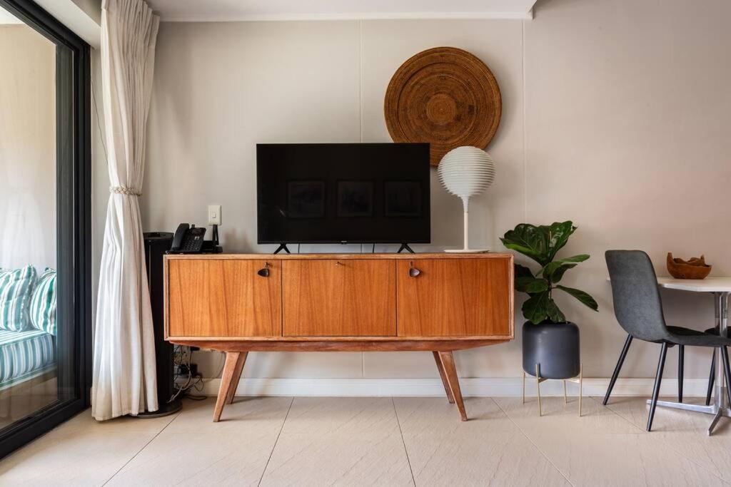 Stylish With Large, Covered Balcony In De Waterkant Appartement