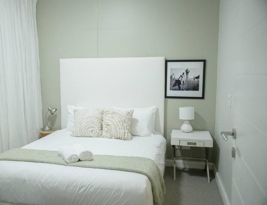 Stylish With Large, Covered Balcony In De Waterkant Le Cap