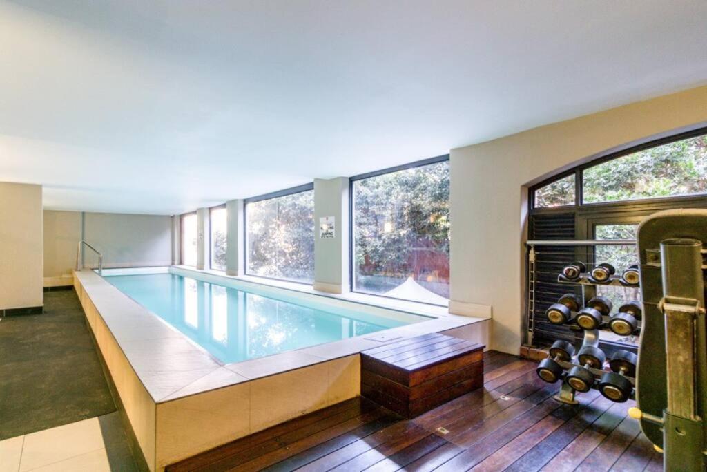 Stylish With Large, Covered Balcony In De Waterkant *