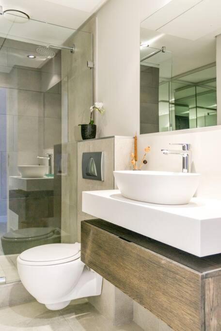 Stylish With Large, Covered Balcony In De Waterkant Appartement Le Cap
