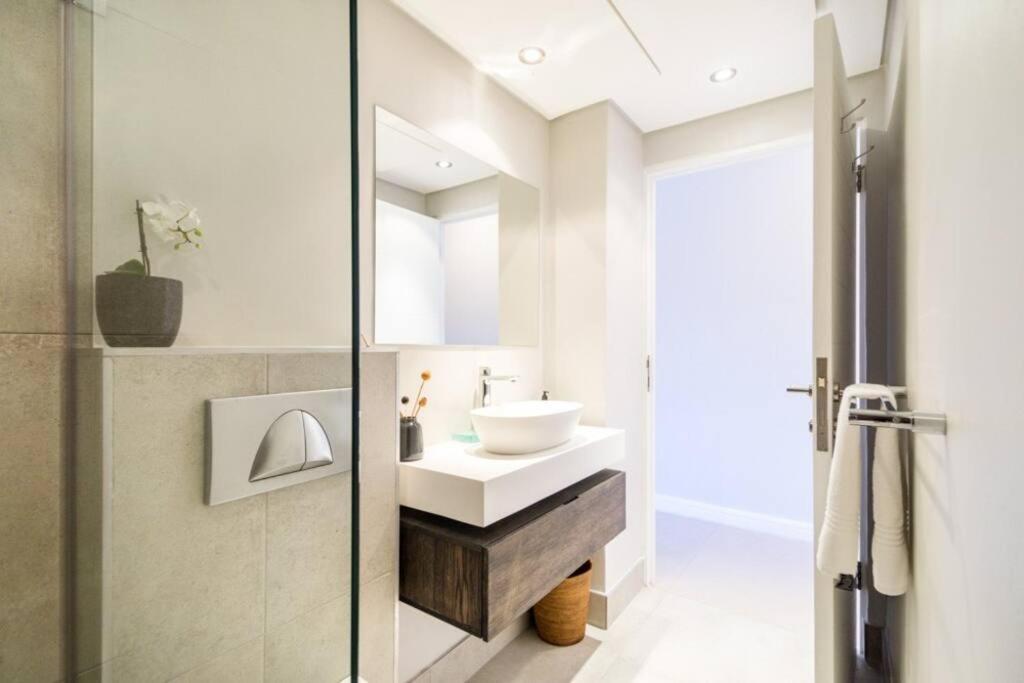 Appartement Stylish With Large, Covered Balcony In De Waterkant *