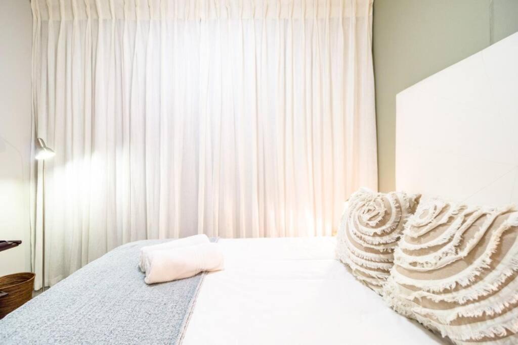 Stylish With Large, Covered Balcony In De Waterkant Appartement