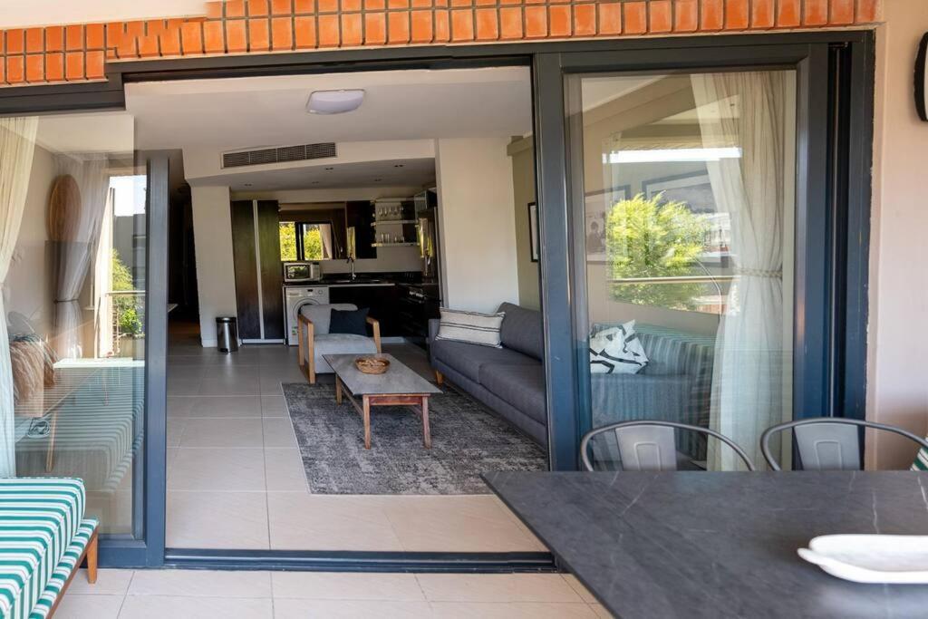 Stylish With Large, Covered Balcony In De Waterkant Appartement Le Cap