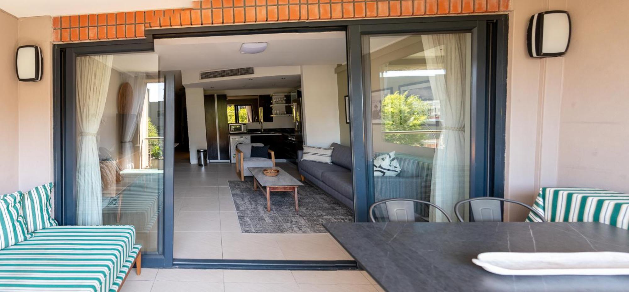 Stylish With Large, Covered Balcony In De Waterkant Appartement
