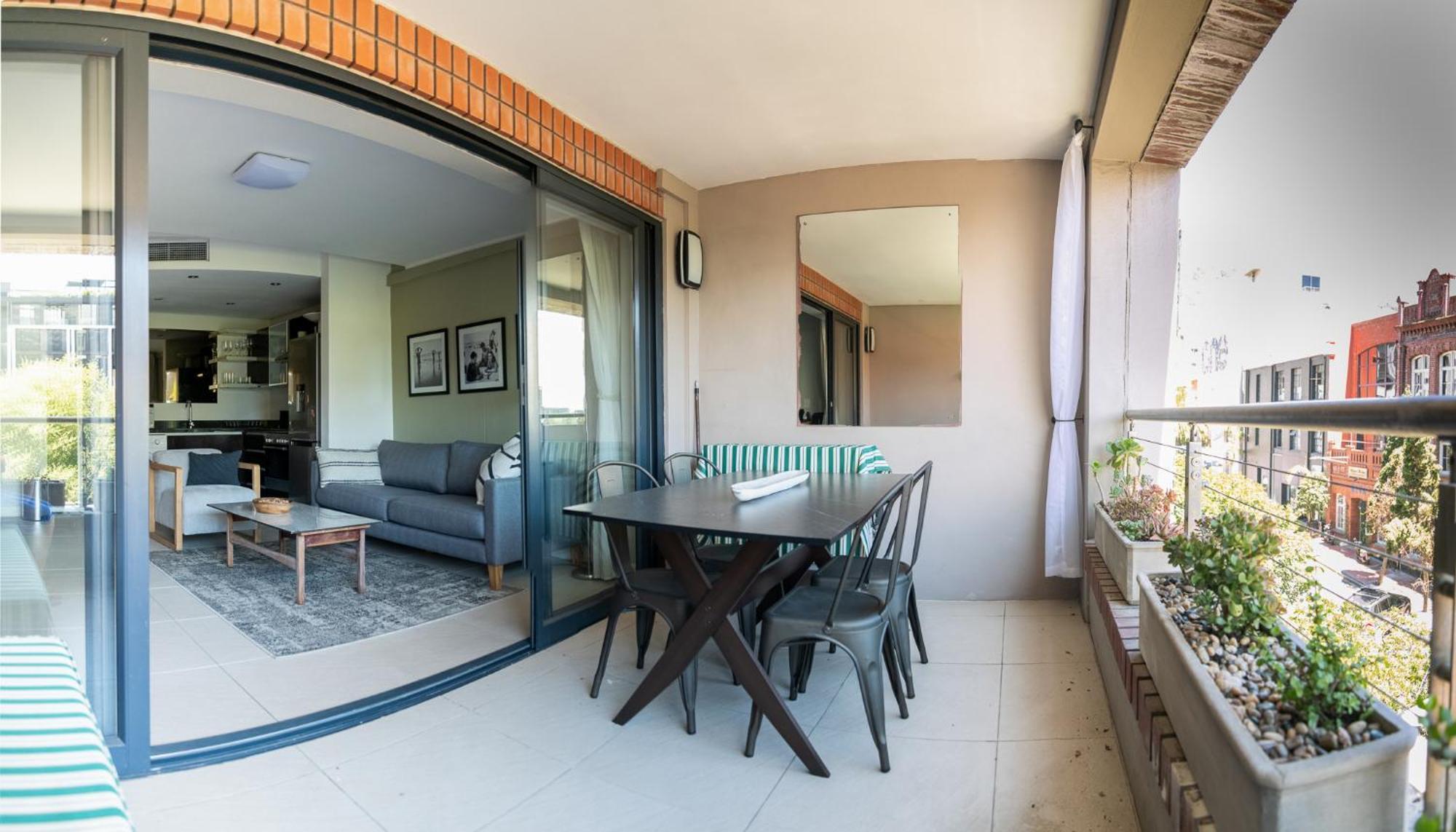 Stylish With Large, Covered Balcony In De Waterkant *