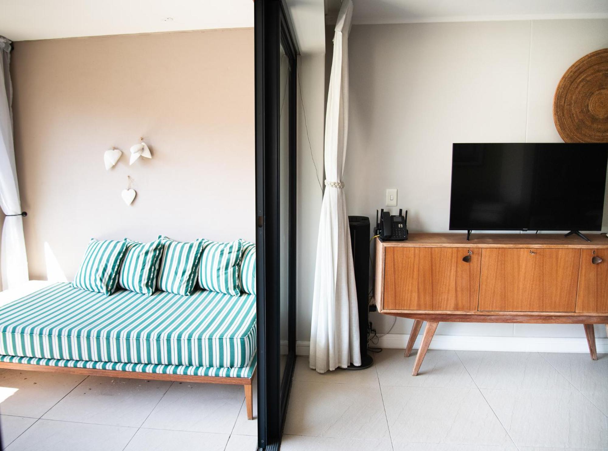Stylish With Large, Covered Balcony In De Waterkant Appartement Le Cap